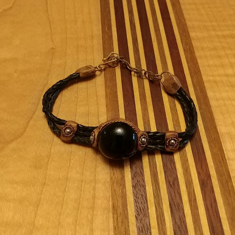 NWOT Artisan Onyx Leather Leaf Bracelet